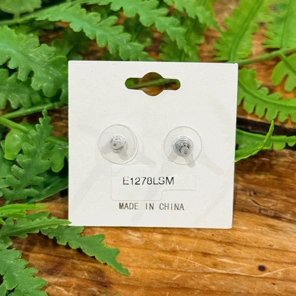 Stylish Red Bow Stud Earrings NWT - Picture 2 of 2